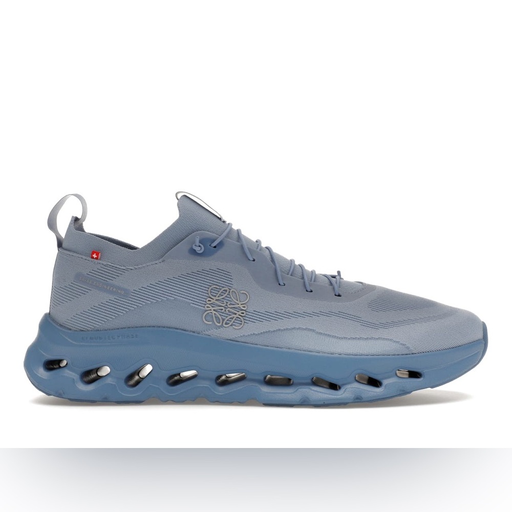 Loewe / on cloud Blue Athletic Shoes with Chunky Sole and Mesh Upper